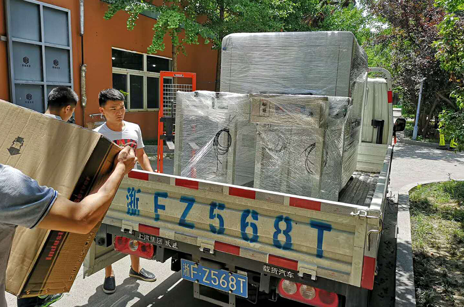 南通客戶SMT設(shè)備專車送貨，貨到上門安裝調(diào)試