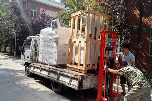 常熟客戶SMT設(shè)備專車送貨，貨到上門安裝調(diào)試