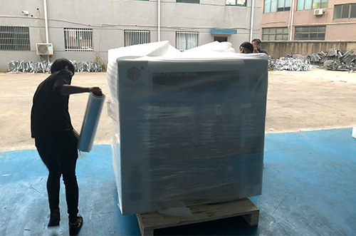 深圳客戶(hù)SMT設(shè)備專(zhuān)車(chē)送貨，貨到上門(mén)安裝調(diào)試